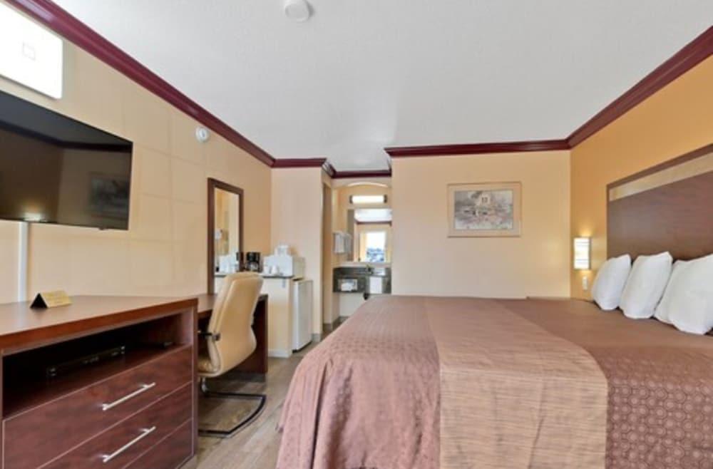 America's Deluxe Inn photo 24