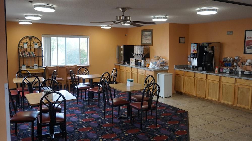 Econo Lodge Inn & Suites Pekin - Peoria Area photo 62