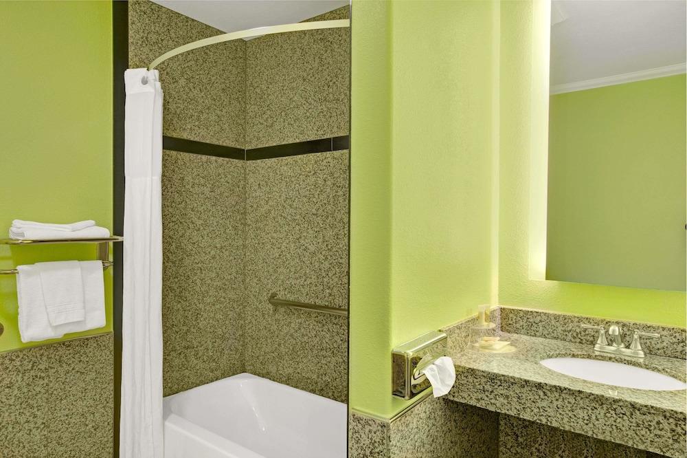 Days Inn by Wyndham San Francisco - Lombard photo 16