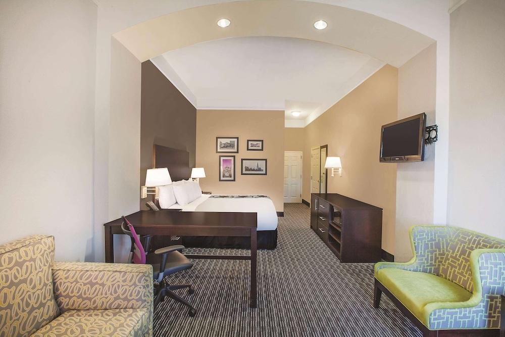 La Quinta Inn & Suites by Wyndham Beaumont West photo 16