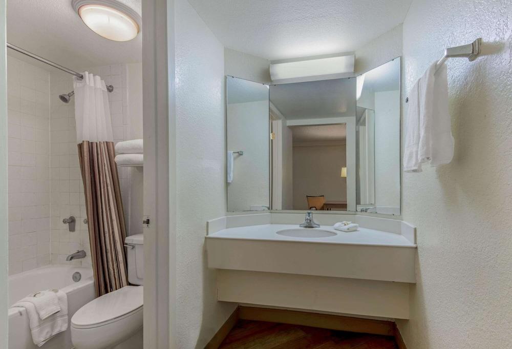 Townhouse Garden Inn & Suites San Antonio I 35 photo 27