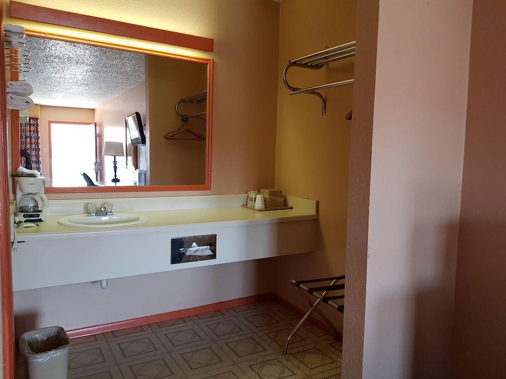 Budget Host Inn Eastland photo 41