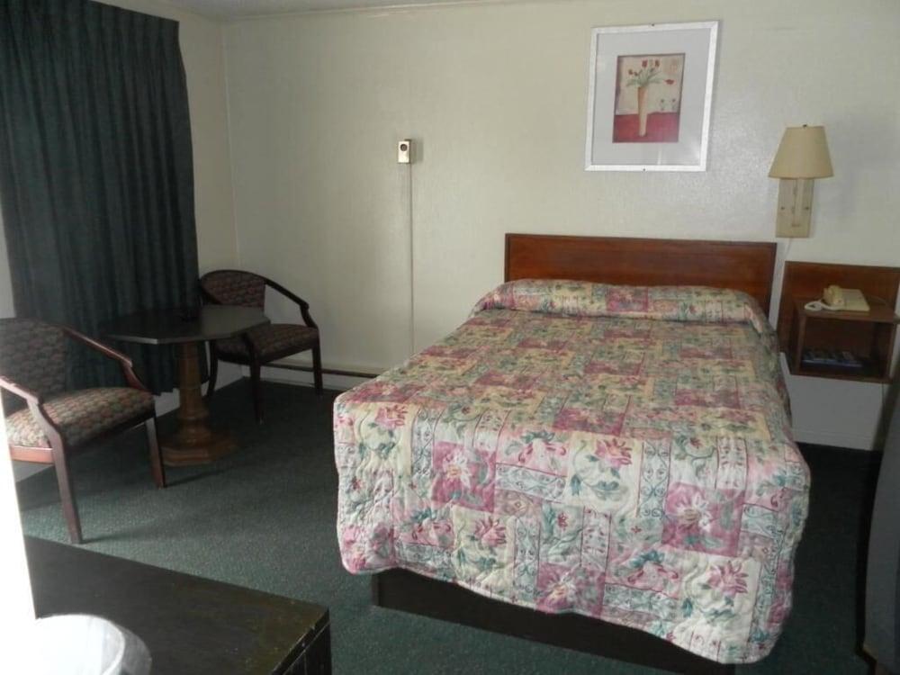 Tidewater Motel photo 16