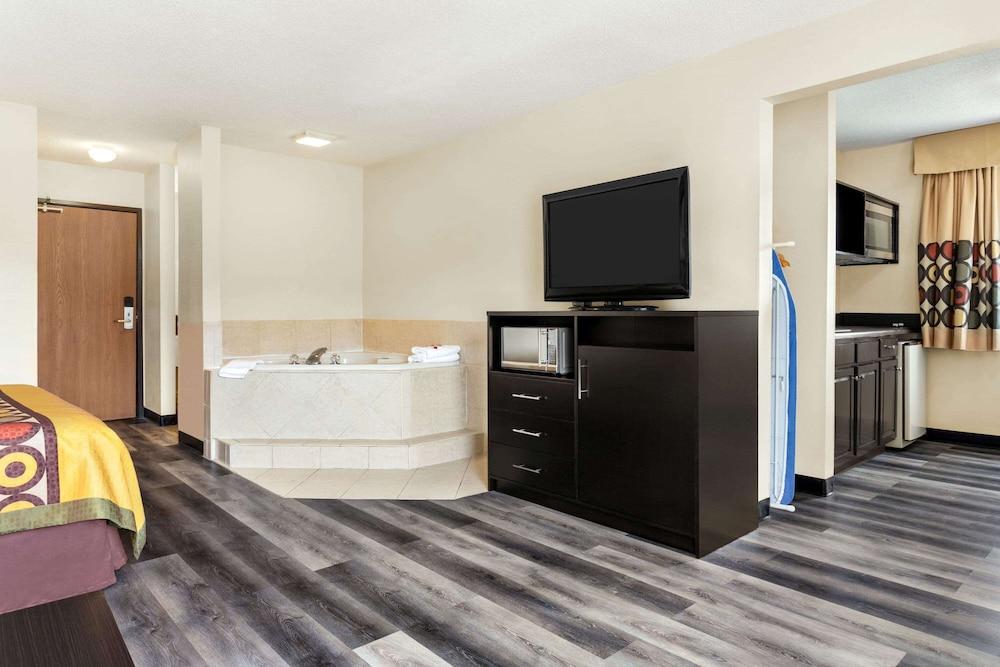 Super 8 by Wyndham Clinton photo 8
