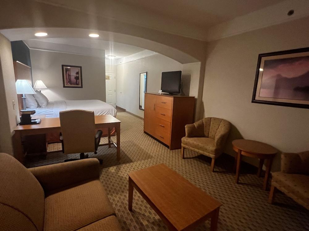 Baymont by Wyndham Brenham photo 22