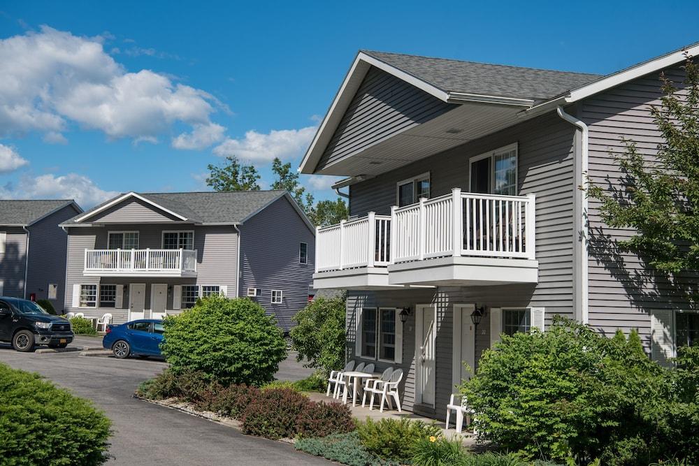 Adirondack Retreat Inn & Suites photo 23