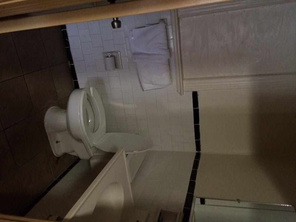 Budget Inn photo 13