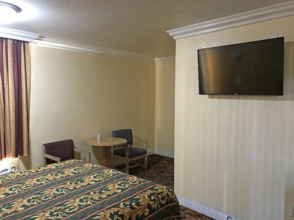 Satellite Motel photo 23
