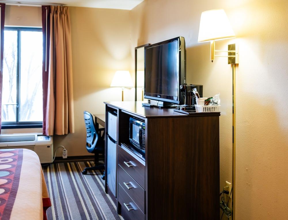 Super 8 by Wyndham Germantown/Milwaukee photo 34
