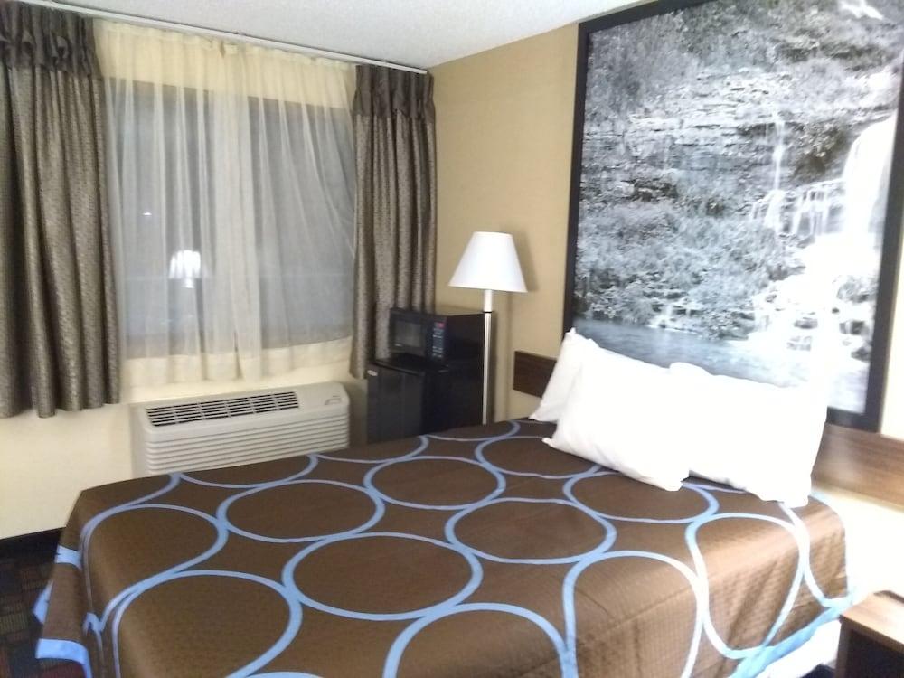 Super 8 by Wyndham Boonville photo 3