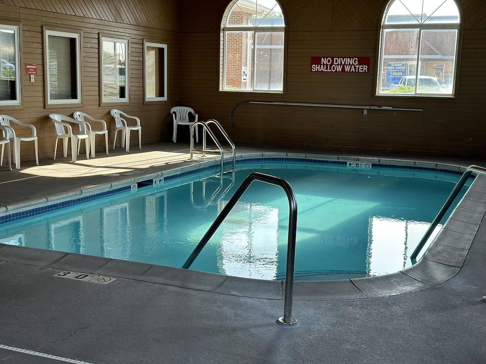Econo Lodge El Paso, IL photo 28