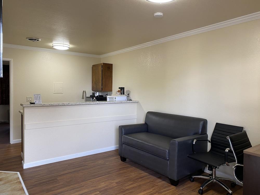 Beachwalker Inn and Suites photo 3