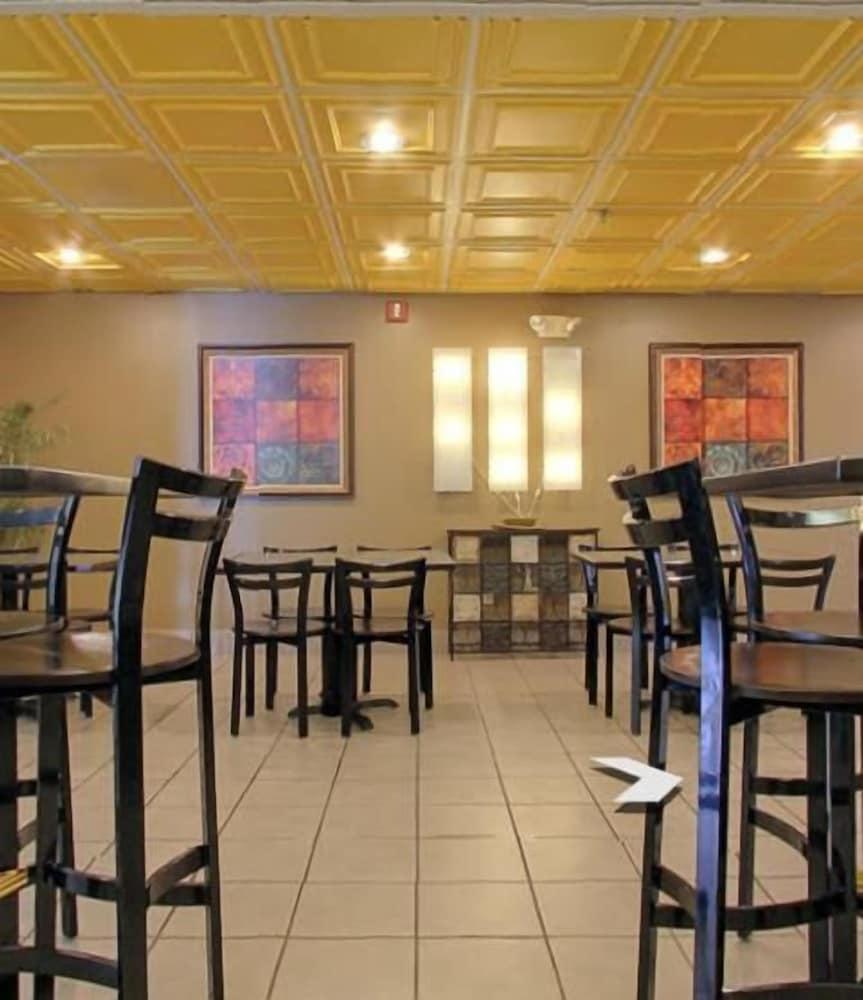 Econo Lodge photo 10