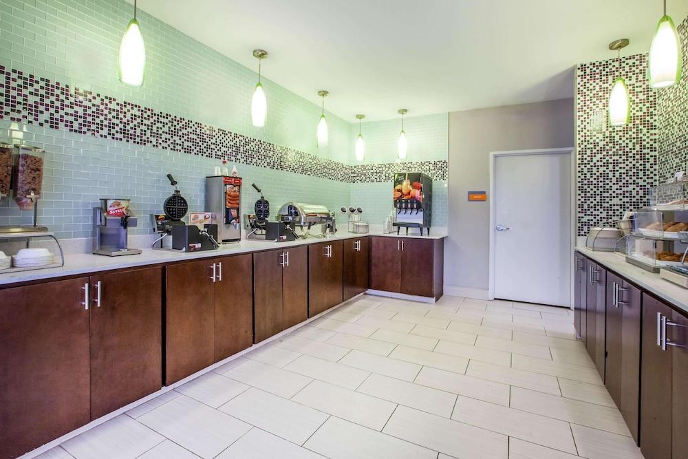 La Quinta Inn & Suites by Wyndham Elkhart photo 23