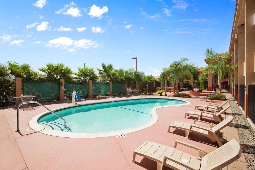 Super 8 by Wyndham Indio photo 21