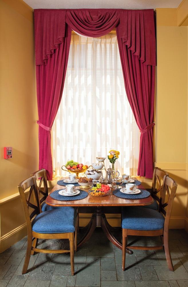 Americas Cup Inn photo 32