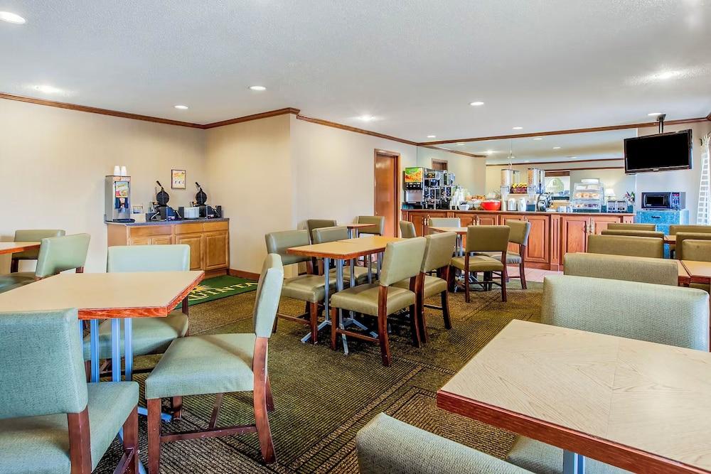 Norwood Inn and Suites Detroit photo 9