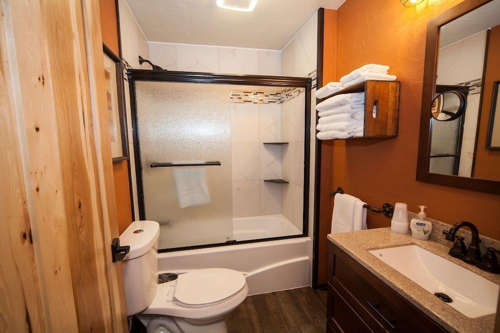 Log Cabin Lodge & Suites photo 66