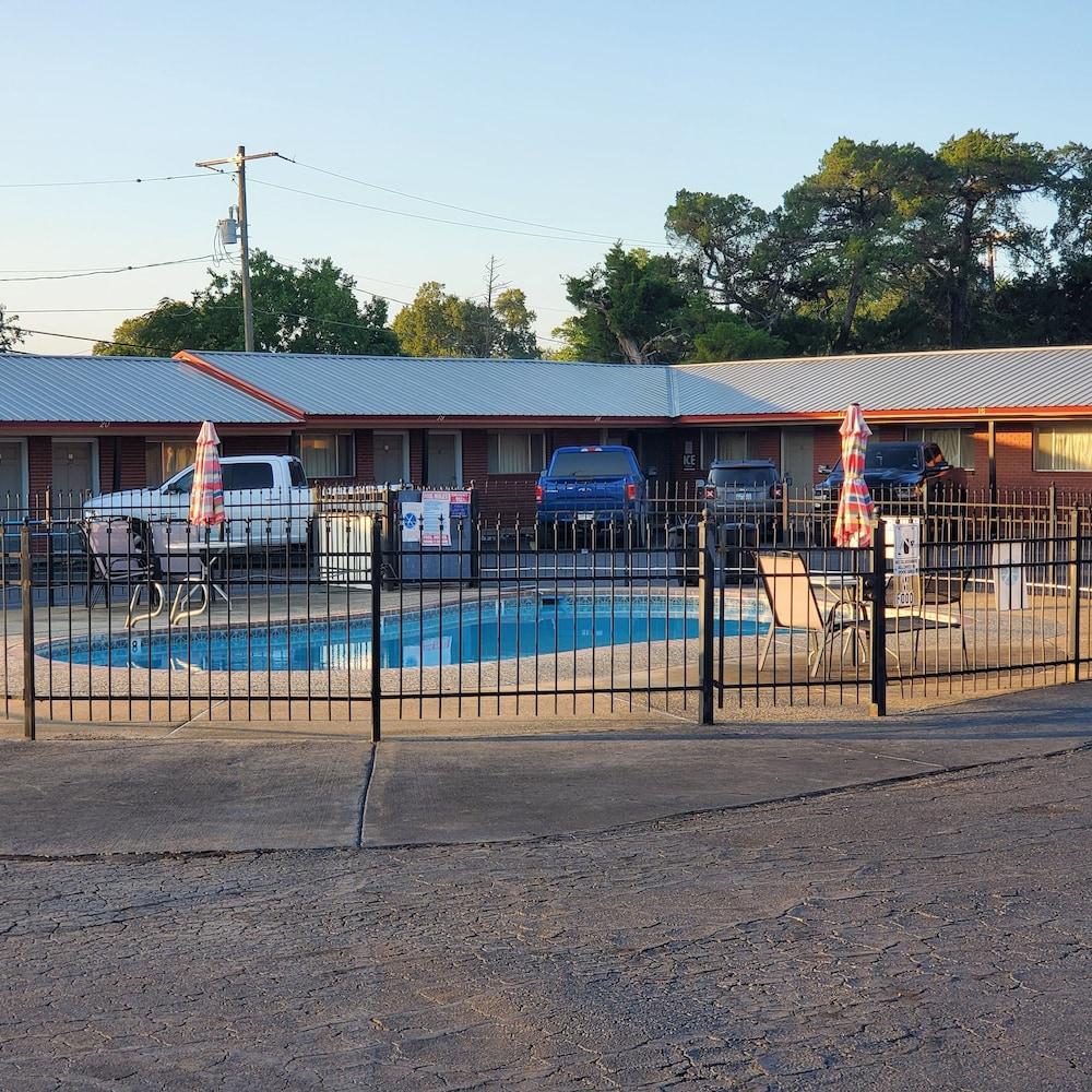 Vanguard Motel photo 11