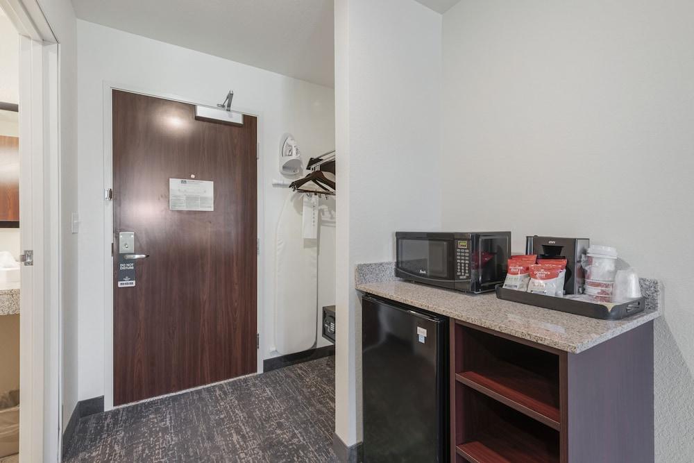 Cobblestone Hotel & Suites-RussellsPoint photo 3