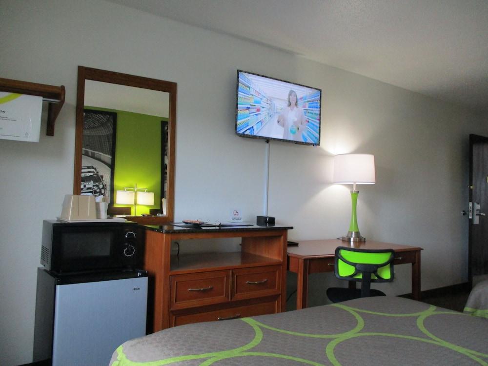 Super 8 by Wyndham Franklin photo 26