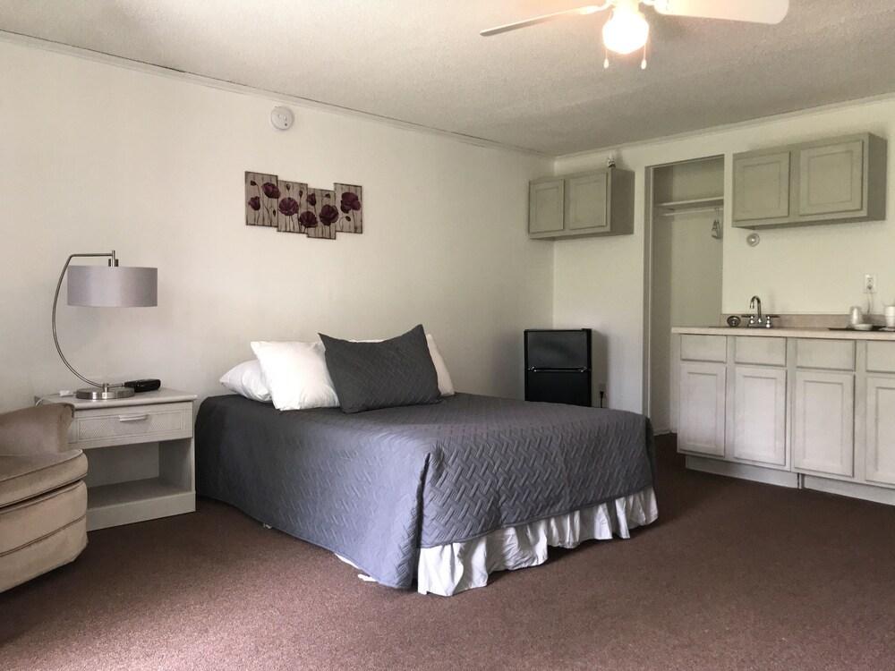 White Feather Motel photo 19