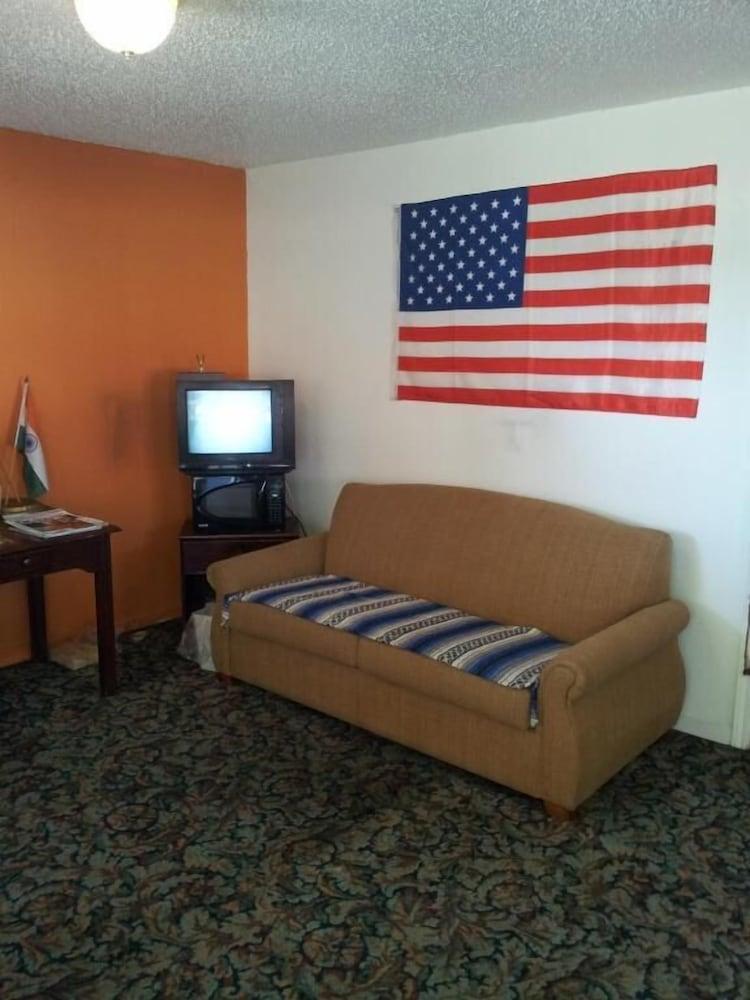 Deluxe Inn photo 12
