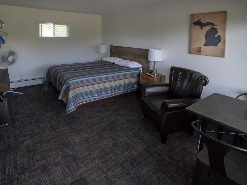 Three Lakes Motel photo 35