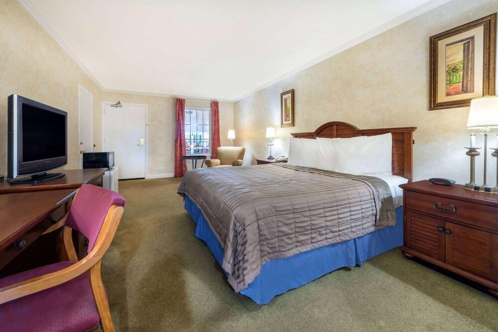 Howard Johnson by Wyndham Burlington photo 6