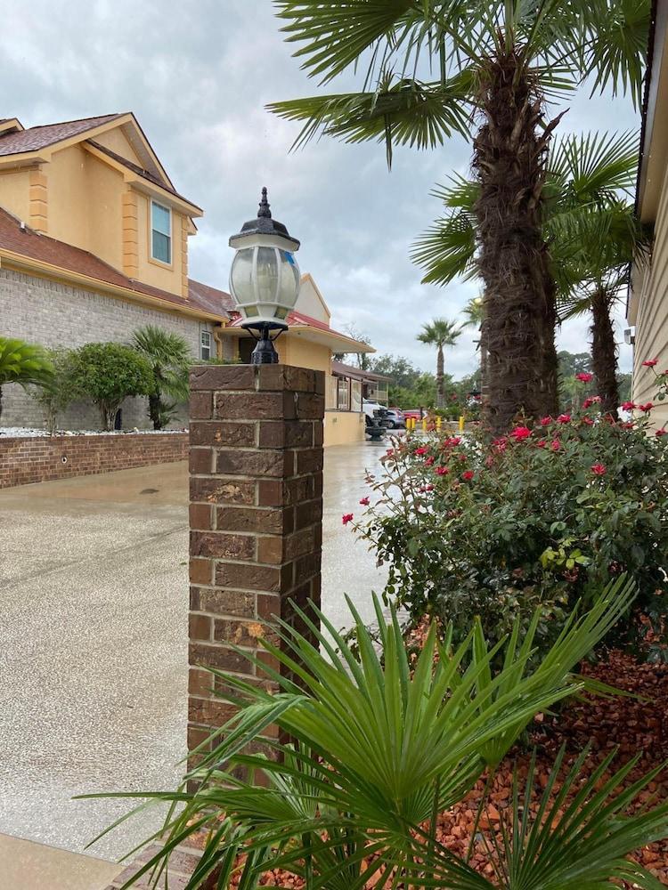 Savannah Inn and Suites photo 17