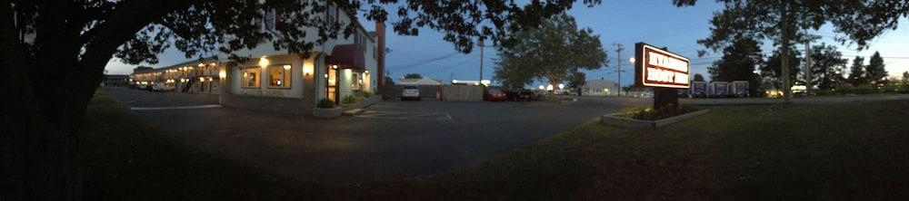 Hyannis Host Inn photo 10