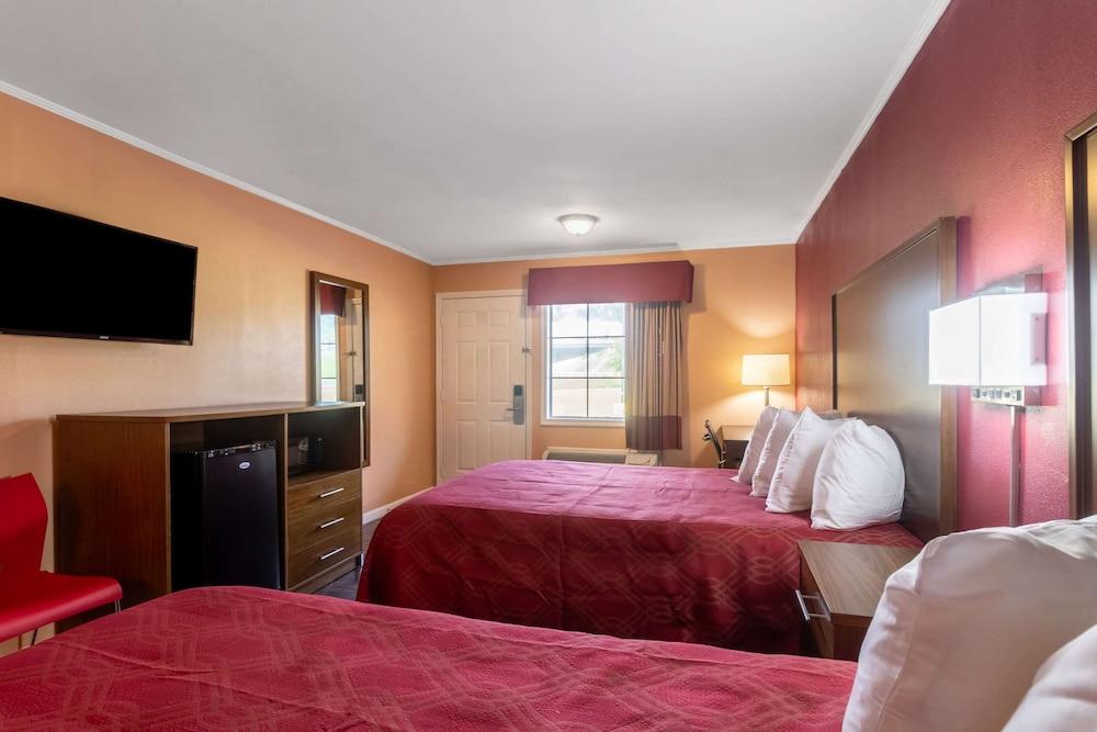 Econo Lodge Cornersville I-65 photo 16