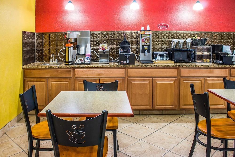Econo Lodge Inn & Suites Walnut photo 29