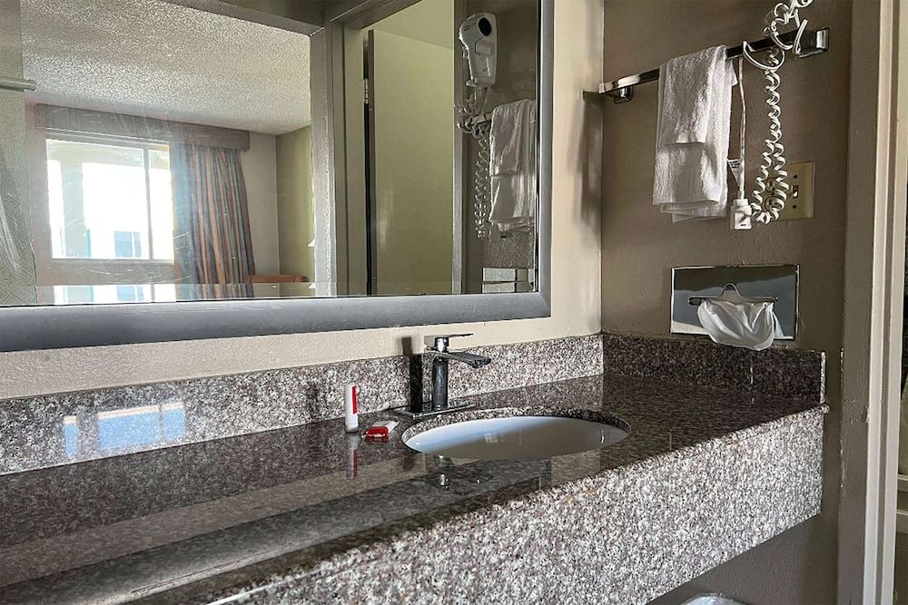 Baymont by Wyndham Odessa University Area photo 24