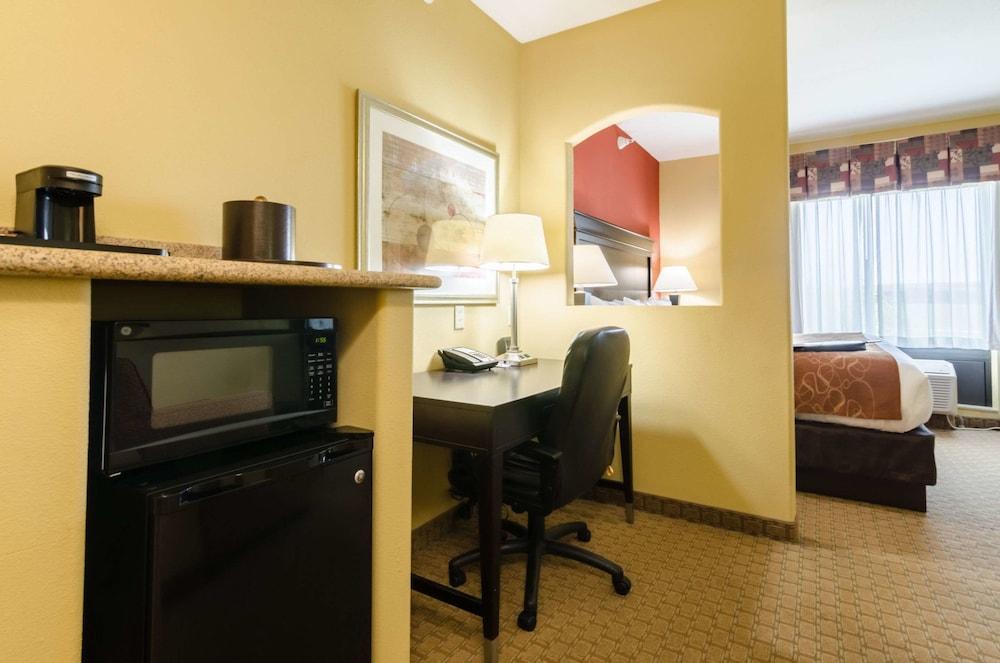 Comfort Suites Salina South photo 25