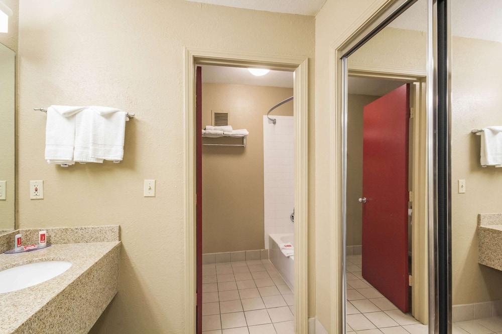Econolodge Inn & Suites photo 36