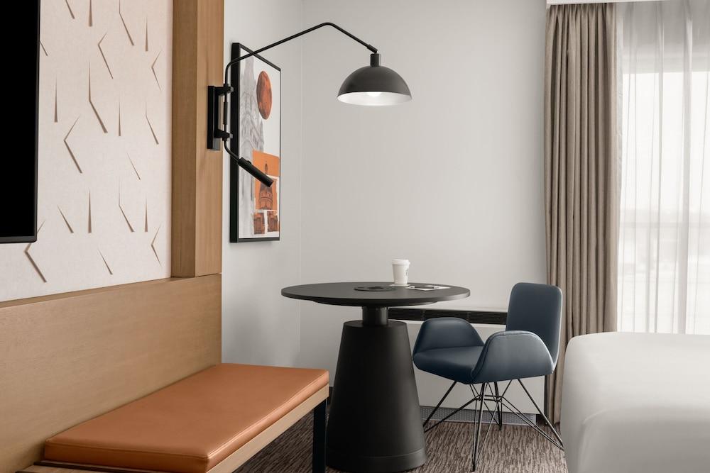 Sheraton Milwaukee Brookfield Hotel photo 13