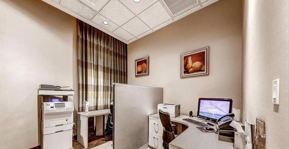 Premium Suite w/balcony at The Signature photo 27