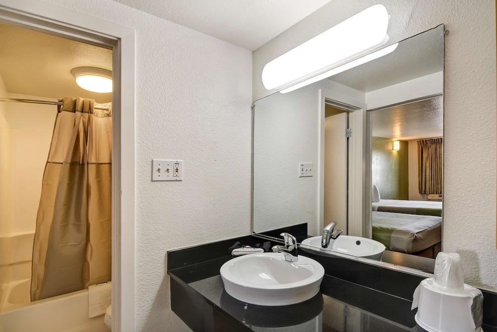 Motel 6 Dallas, TX - Forest Lane photo 15