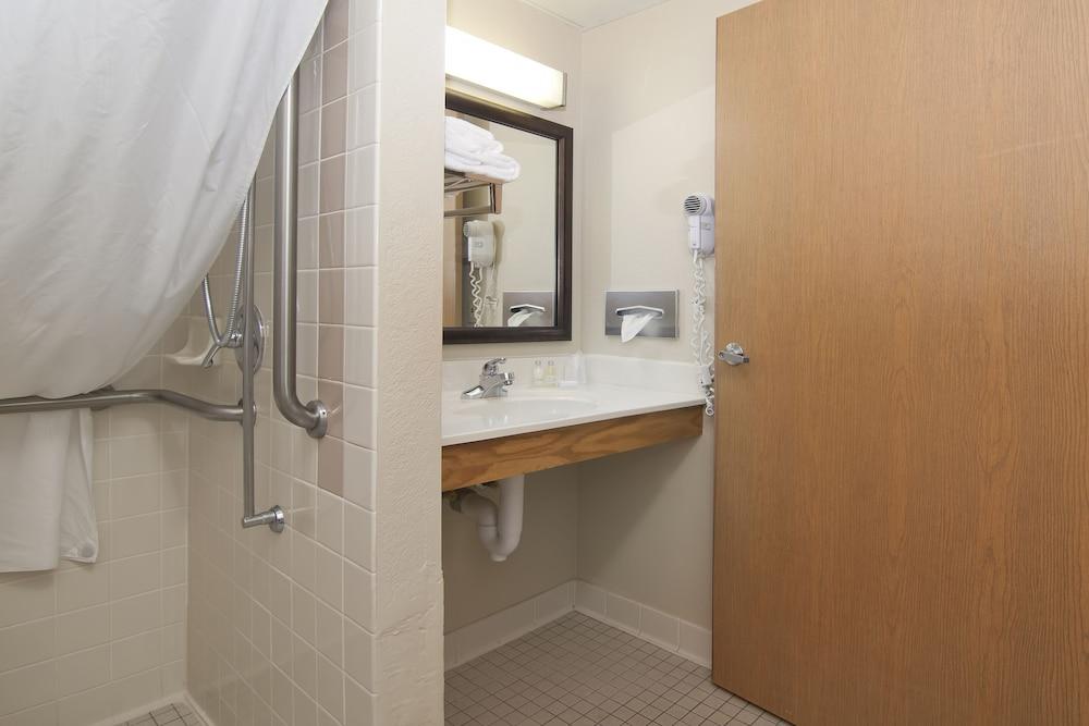 Boarders Inn & Suites by Cobblestone Hotels - Faribault photo 41