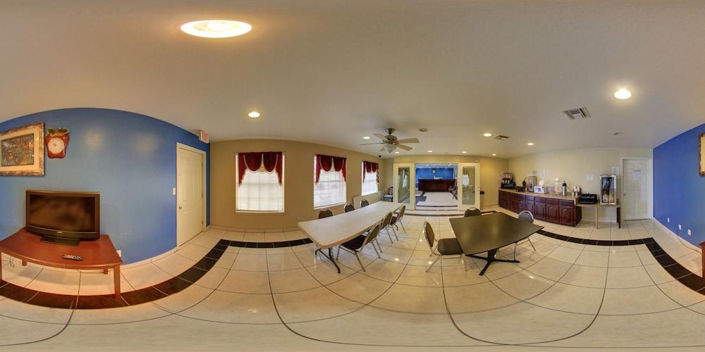 Deluxe Inn & Suites photo 6