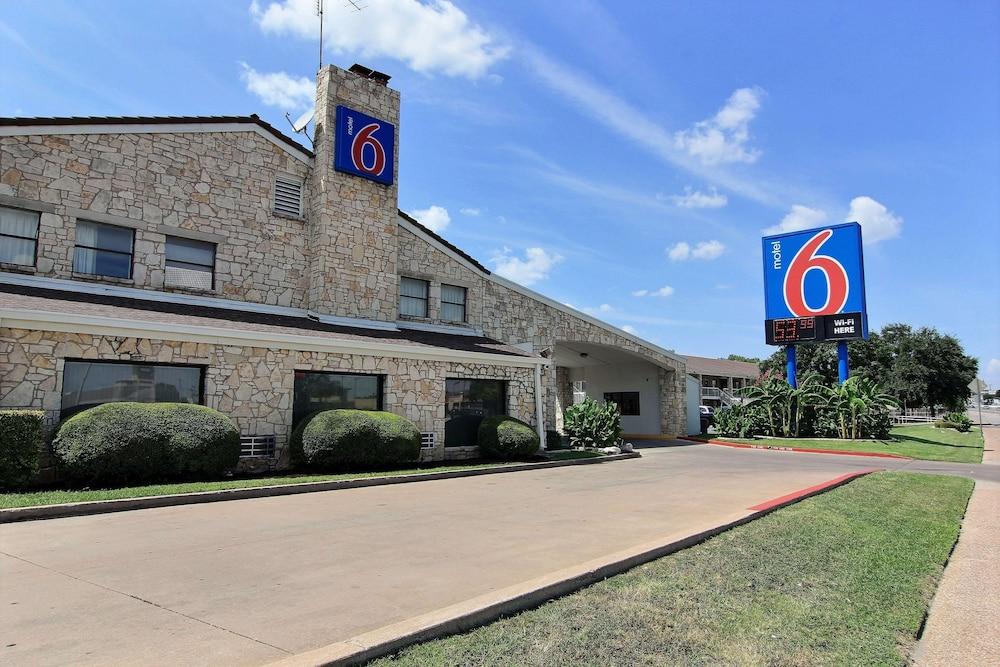 Motel 6 Austin, TX - Central Downtown UT photo 1