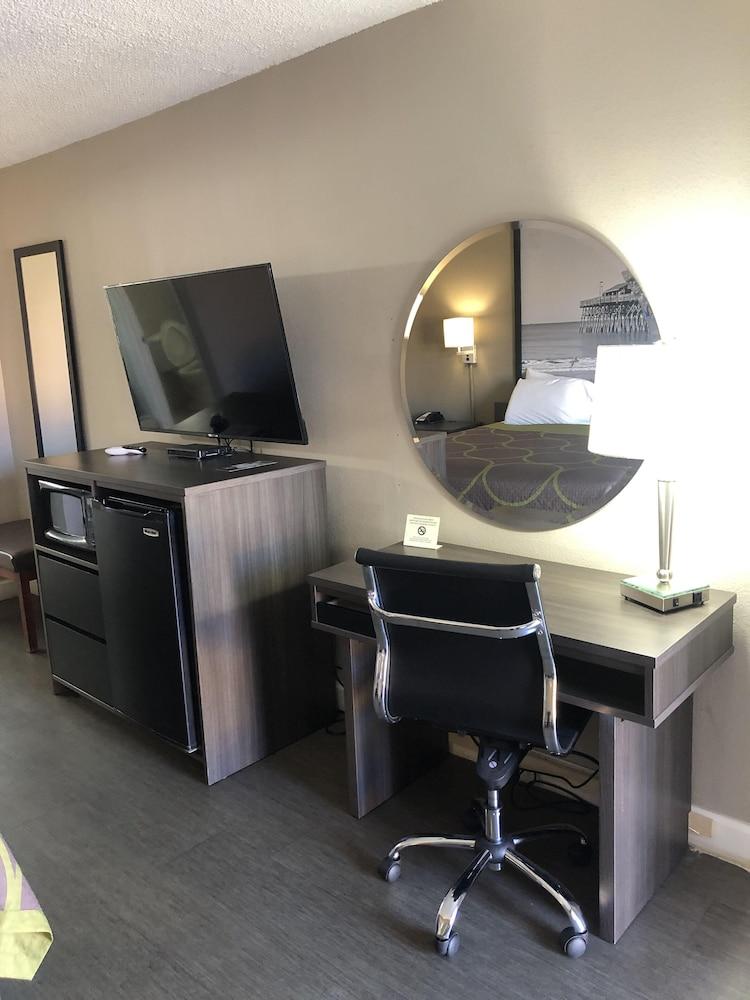Super 8 by Wyndham, Orangeburg photo 4