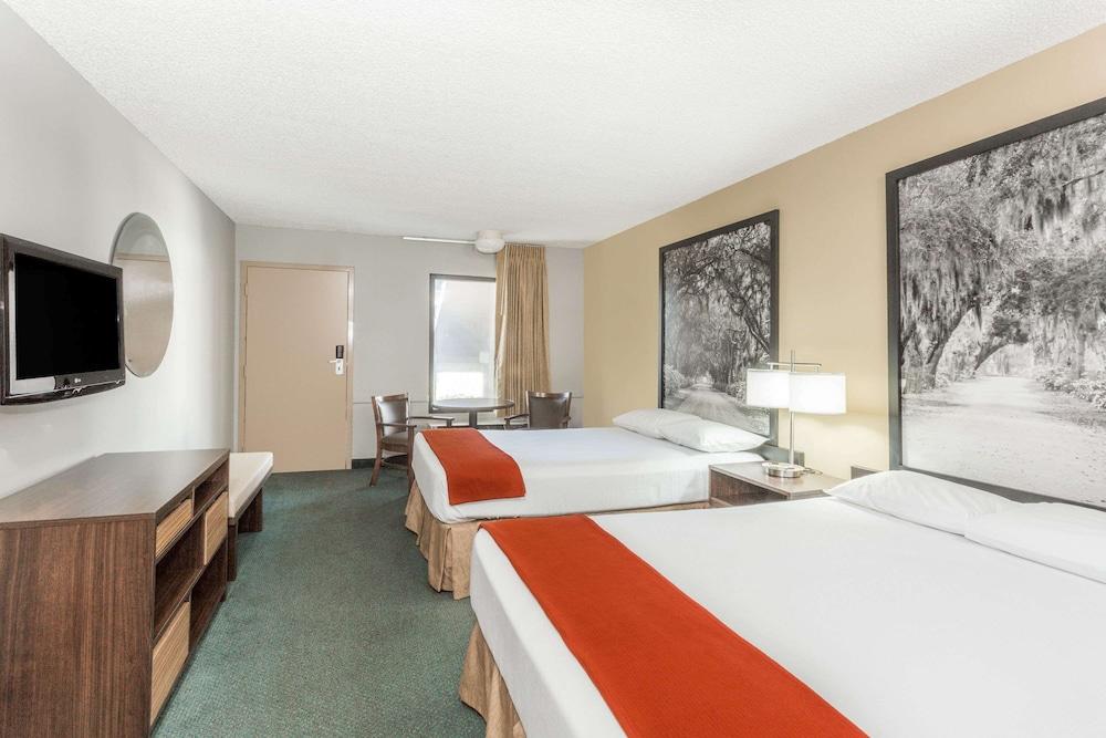 Super 8 by Wyndham Adel GA I-75 photo 7