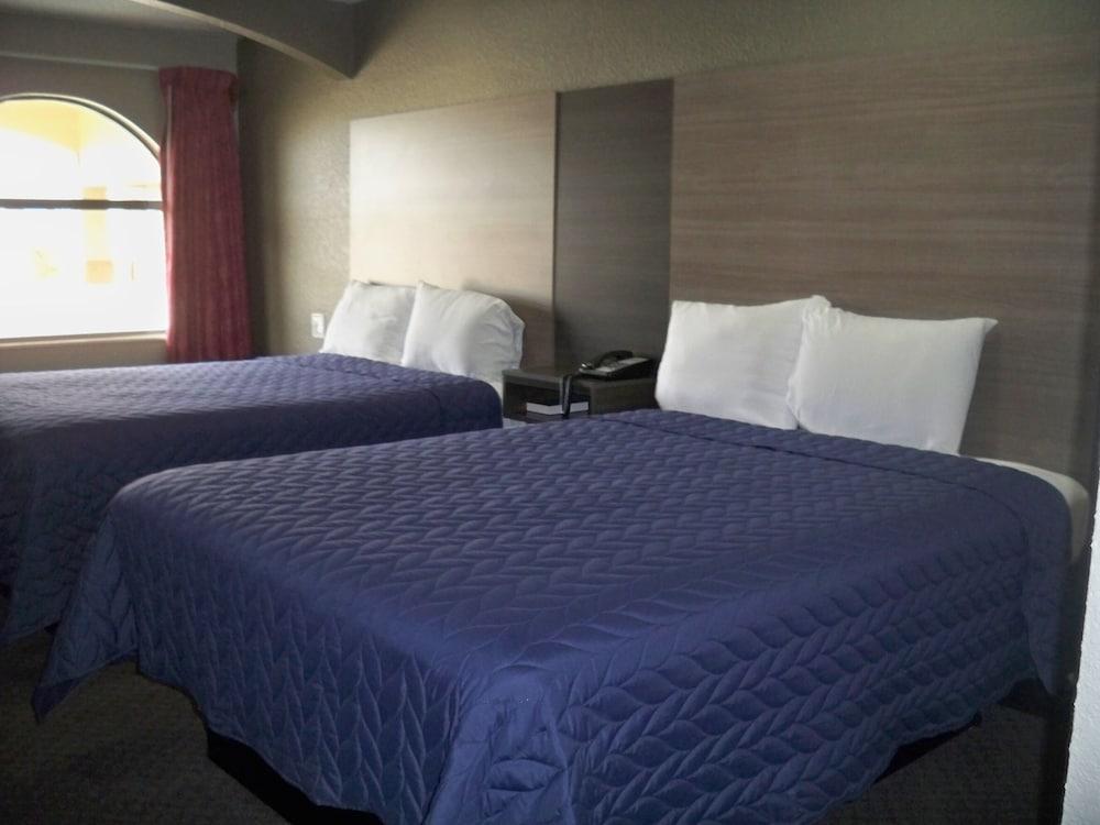 Scottish Inn & Suites photo 33