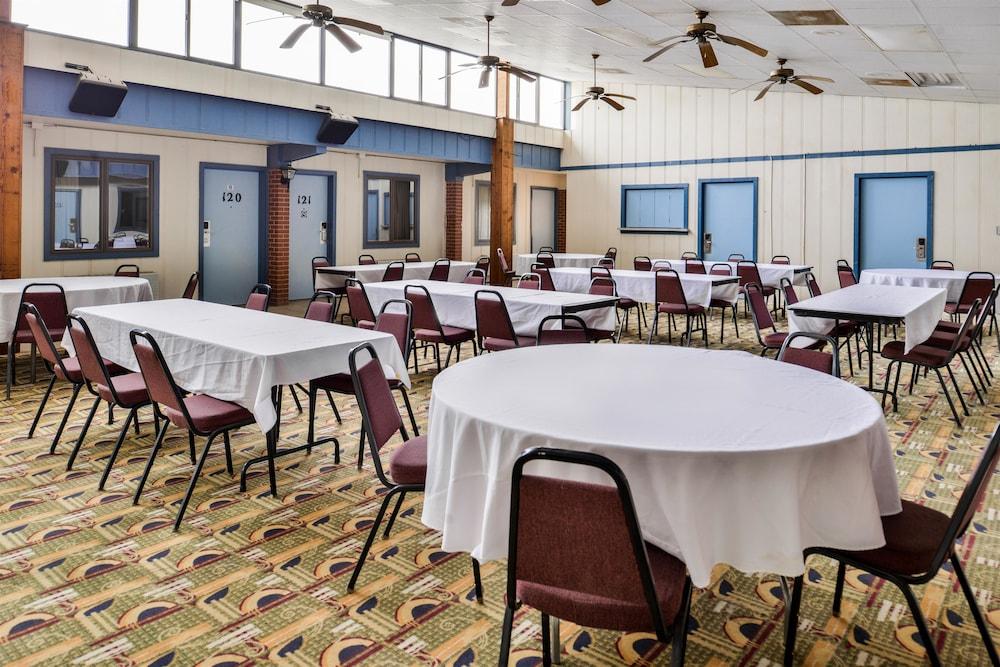 Americas Best Value Inn Ellsworth photo 21