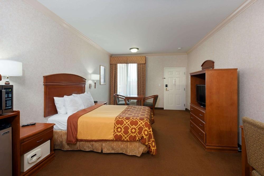 Howard Johnson Hotel & Suites by Wyndham Pico Rivera photo 9