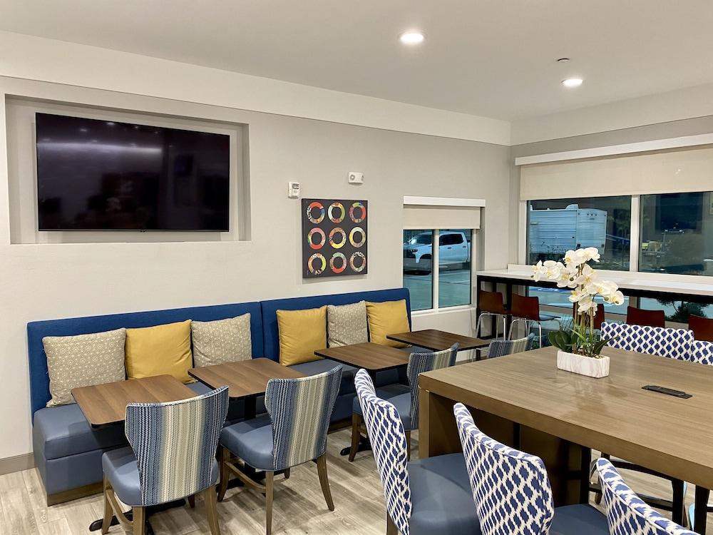 Days Inn & Suites by Wyndham Beaumont West / I-10 & Walden photo 18