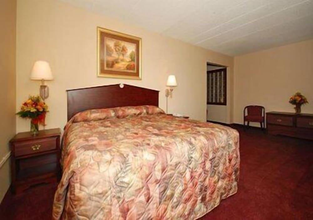 Rodeway Inn photo 36