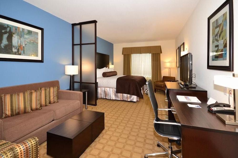 Best Western Plus Lytle Inn & Suites photo 2